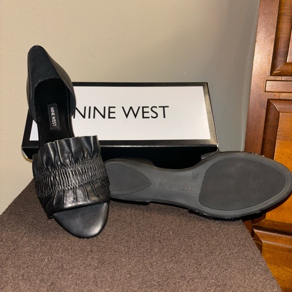 Black leather open toe slip-on flats; very pretty and soft - Picture 6 of 8